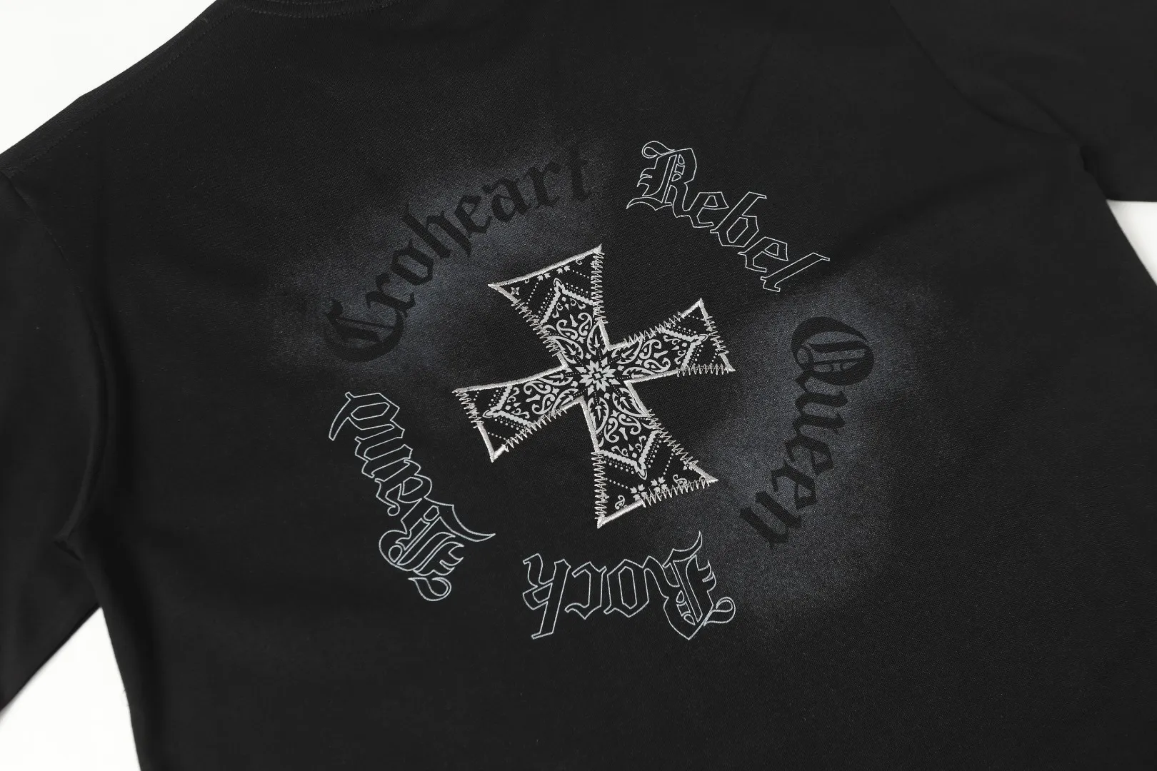 P180 Chrome Hearts] Fabric: 100% cotton Chrome Hearts* Chrome Hearts uses 300g double yarn fabric, 1*1 Solona rib, imported digital white ink front and rear direct injection superimposed printing patch embroidery process, more advanced, loose version, same style for men and women Color: Black White Size: XS S M L